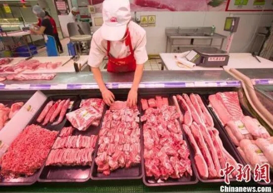 超市員工在整理豬肉